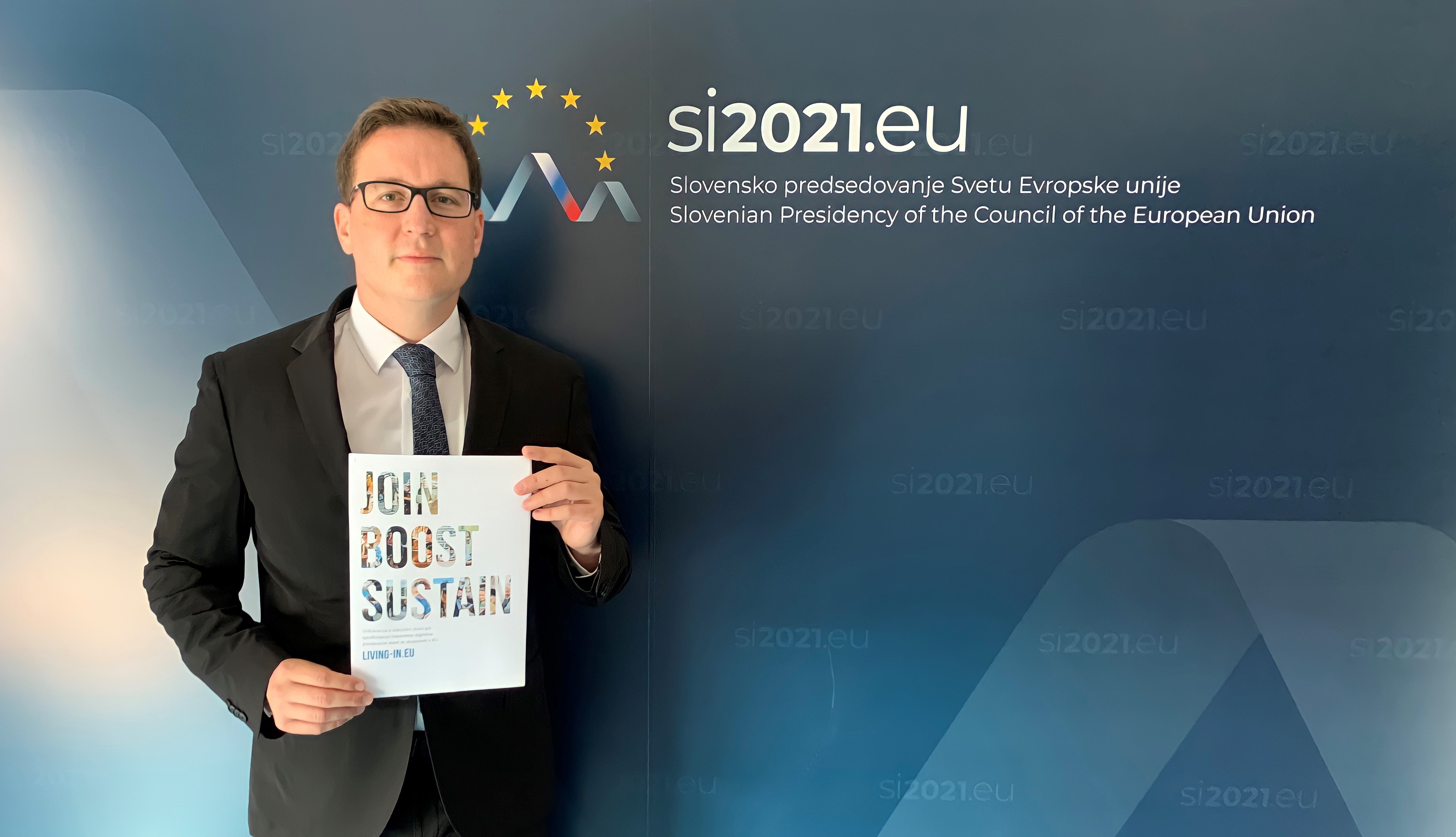 Slovenian Minister with signed declaration
