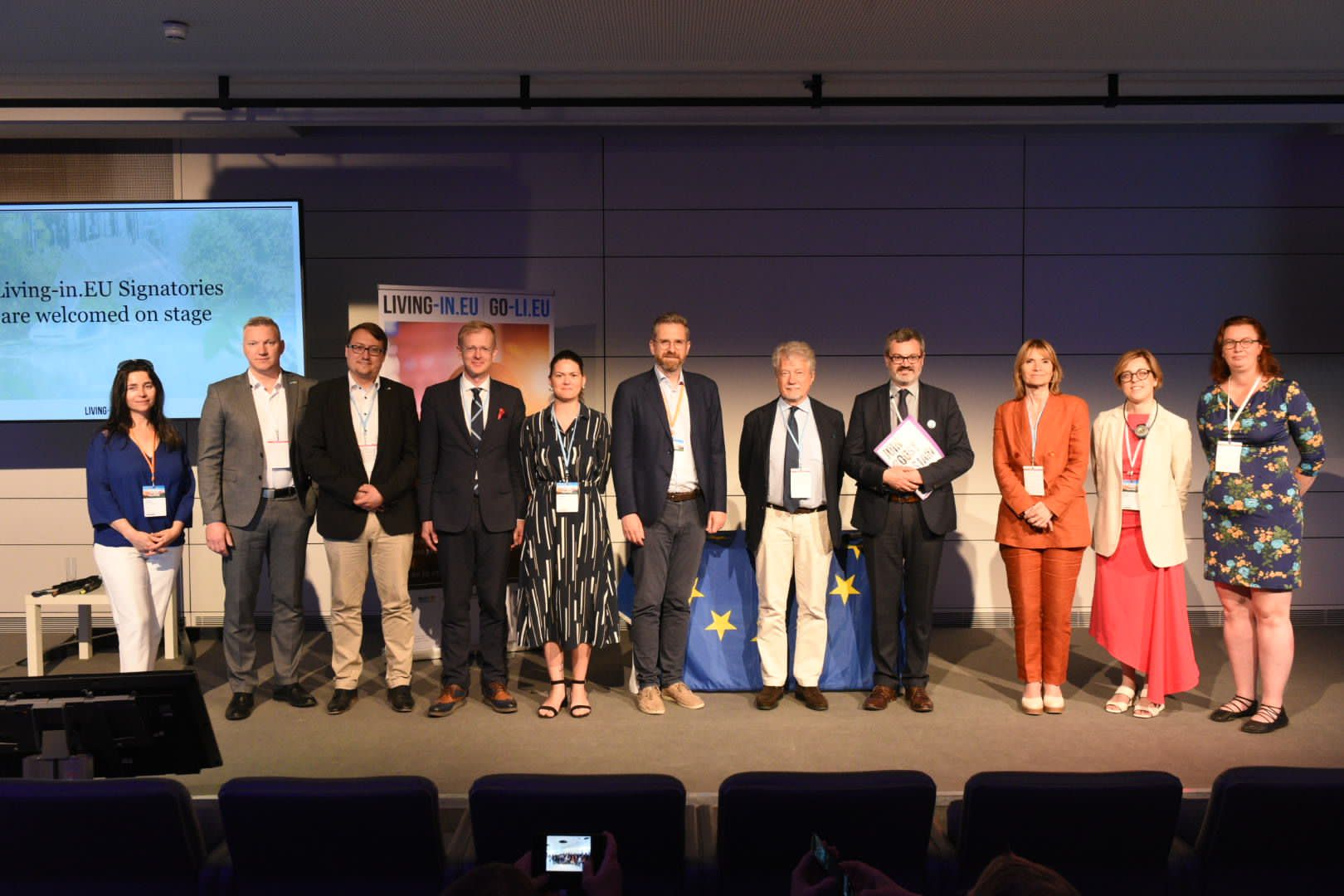 Mayors Digital Assembly family picture