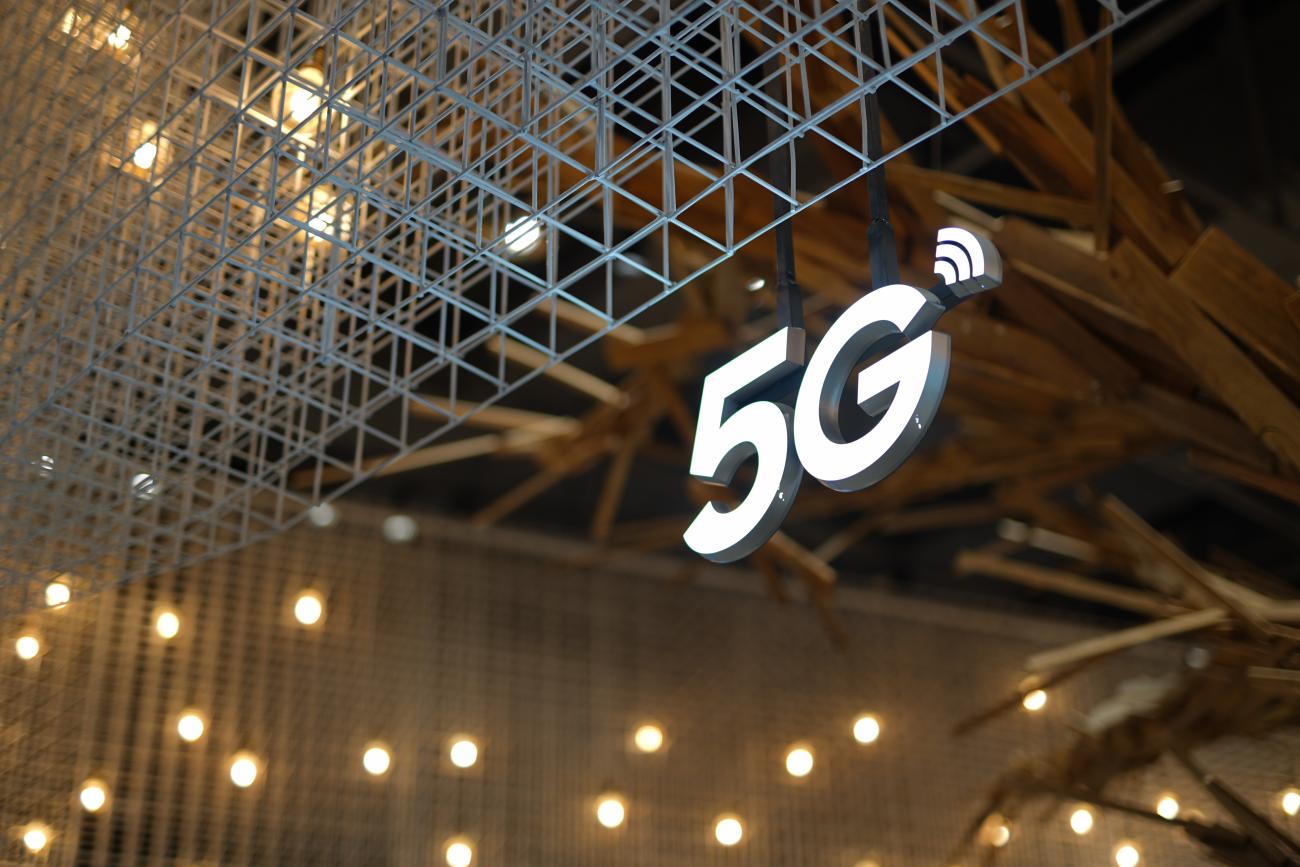 Neon 5G sign