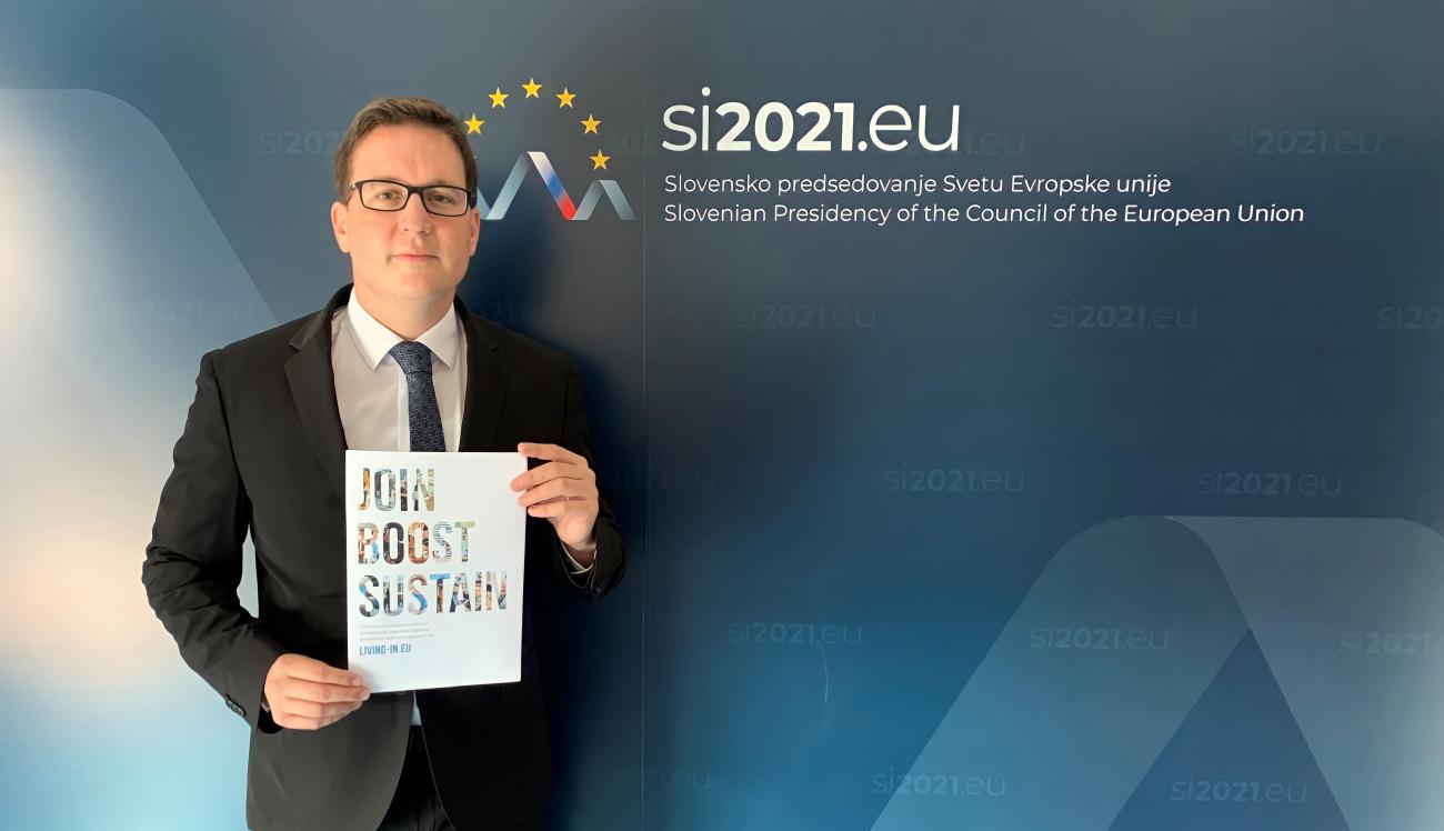 Slovenian Minister with signed declaration
